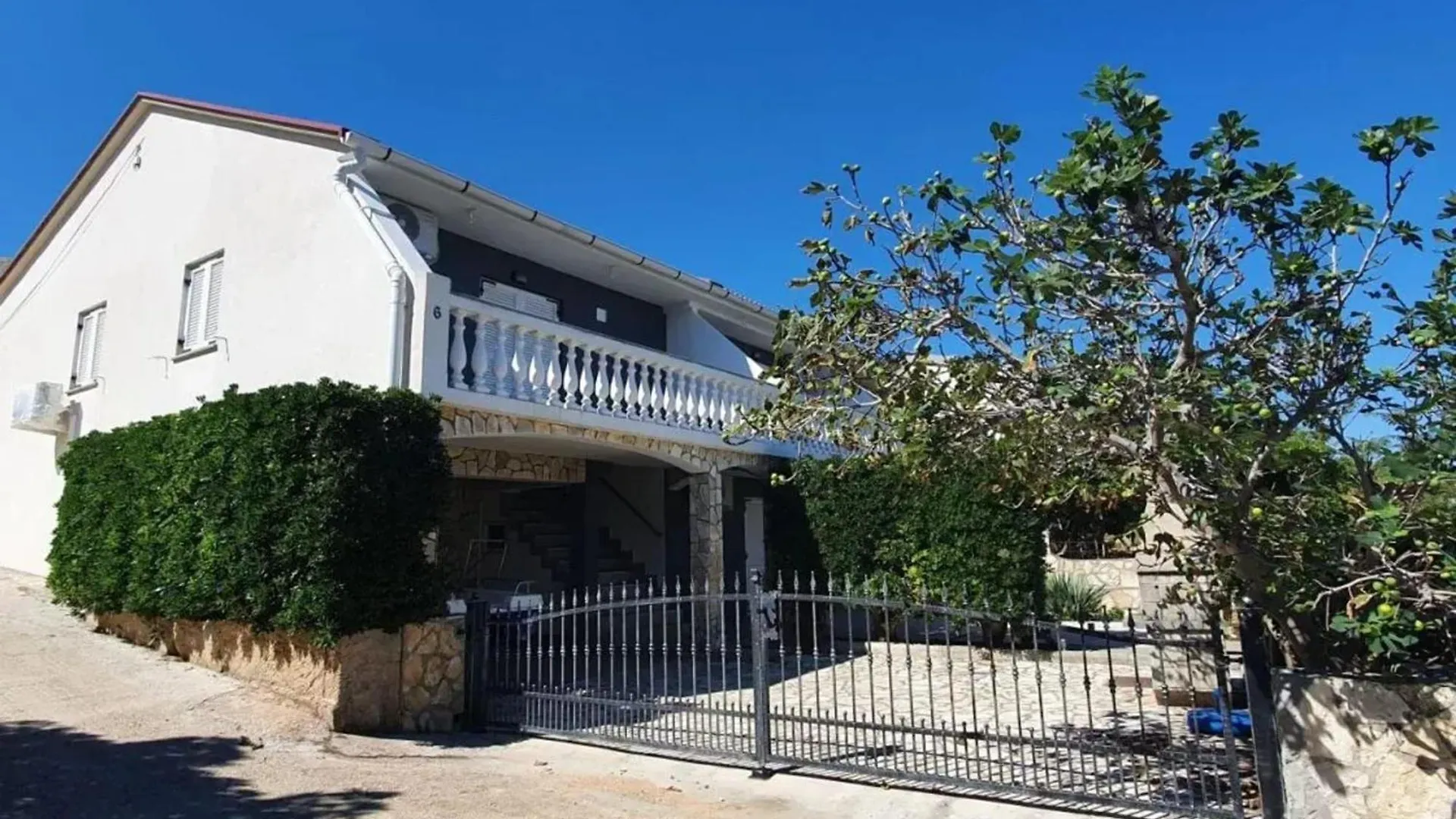 Charming Apartment In Pag With Sea View, 40 Sqm Pag Town